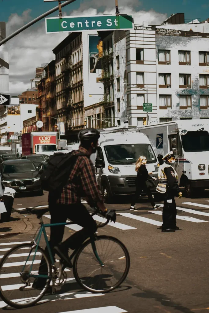 Mies pyöräilee työsuhdepyörällä