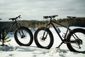 Fatbiket lumisessa maastossa